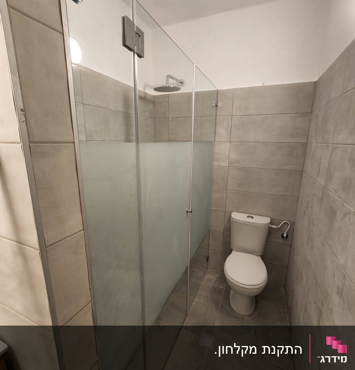 מקלחת עם דלת זכוכית ומקלחת גשם